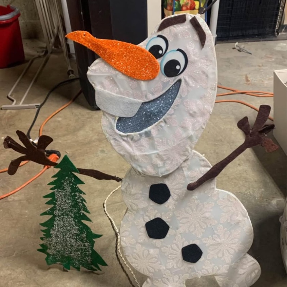 Olaf Frozen Holiday Decoration with Tree